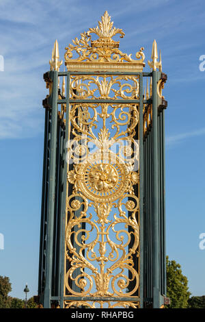 Il cancello separa i Giardini delle Tuileries, da Place de la Concorde. Foto Stock