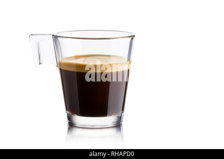 Nero caffè in tazza di vetro su sfondo bianco Foto Stock