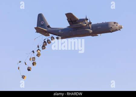 Forza Aerea israeliana C-130 Hercules la caduta del carico durante una esibizione aerea a Hatzerim, vicino a Beersheva Israele Foto Stock
