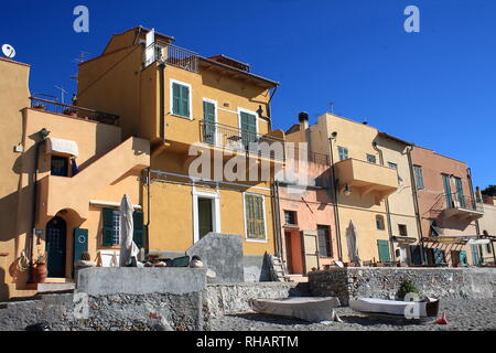 Le case dei pescatori nella baia dei saraceni a Varigotti vicino a Finale Ligure, Liguria, Italia. Varigotti è una rinomata località turistica sul weste Foto Stock