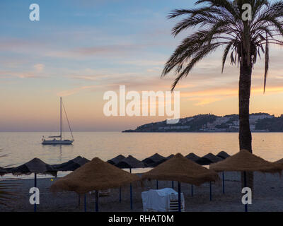 Almunecar in Spagna: 1.5km lungo Playa de San Cristobal Foto Stock