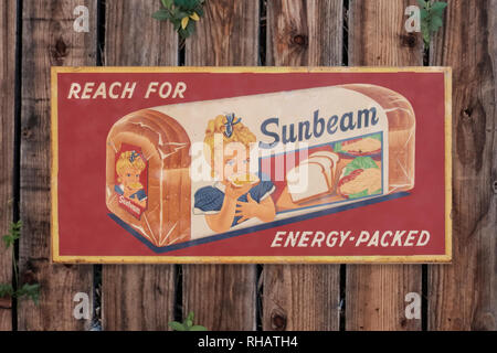 Moab, Utah, Stati Uniti d'America. Foto scattata 05/14/2018. Vintage Sunbeam pane metallo placca di pubblicità Foto Stock