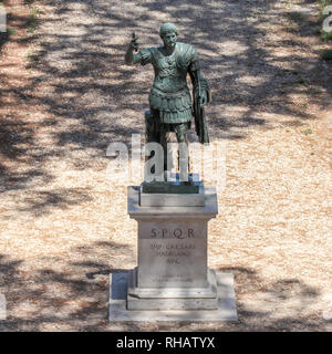 In bronzo statua monumentale del Imperator Caesar Augustus Adriano nel parco pubblico di Roma, Italia Foto Stock