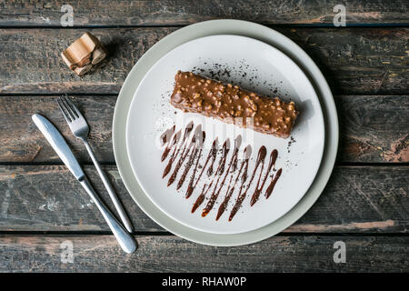 In casa la nocciola maule con posate su un colore di sfondo di legno Foto Stock