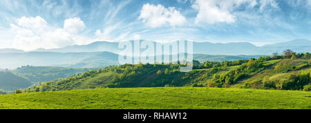 Panorama della splendida campagna di romania. pomeriggio soleggiato. meraviglioso paesaggio di primavera in montagna. campo erboso e colline. rurale scen Foto Stock