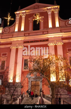 Le decorazioni di Natale al di fuori della chiesa francescana di Ljubljana Foto Stock