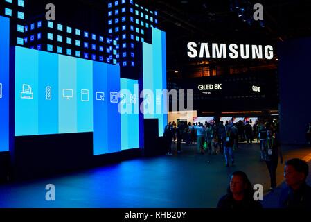 Samsung presentano display stand ingresso, dotate di QLED 8K TV (TV) al CES, il più grande del mondo consumer electronic show di Las Vegas, NV, STATI UNITI D'AMERICA Foto Stock