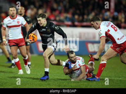 Hull FC's Jamie Shaul rompe il lo scafo KR difesa durante la Betfred Super League a Craven Park, scafo. Foto Stock