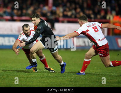 Hull FC's Jamie Shaul rompe il lo scafo KR difesa durante la Betfred Super League a Craven Park, scafo. Foto Stock