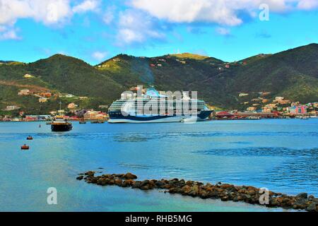 Tortola, Isole Vergini Britanniche, Isole dei Caraibi - 28 Febbraio 2018: la scoperta di Marella TUI nave da crociera ormeggiata nel porto di Road Town, Tortola. Foto Stock