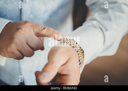 Ordinamento manuale di pluck orologio Foto Stock