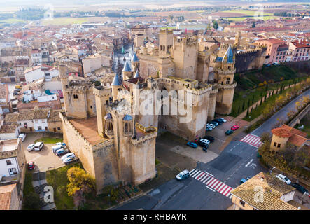 Il pittoresco paesaggio autunnale di Olite con imponente palazzo medievale dei Re di Navarra, Spagna Foto Stock