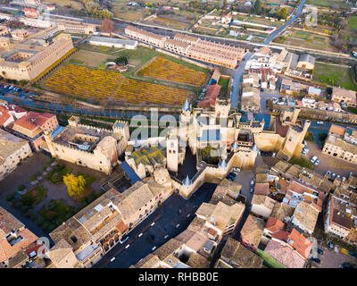 Vista aerea del medievale impressionante Palazzo Reale di Olite in autunno il giorno, Navarra, Spagna Foto Stock