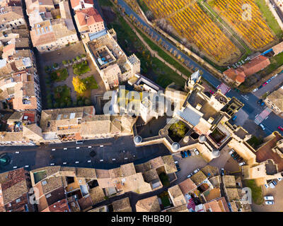 Vista dall'alto di Olite cityscape con antico palazzo fortificato dei Re di Navarra, Spagna Foto Stock