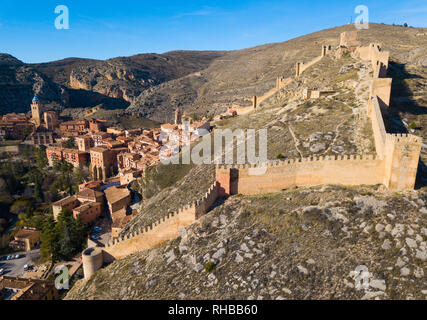 Pittoresca veduta aerea del paesaggio collinare e la città spagnola di Albarracin con pareti di antico castello fortificato Foto Stock
