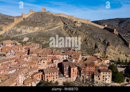 Vista da fuco di Albarracin cityscape con antiche mura e la torre della cattedrale, Aragona, Spagna Foto Stock