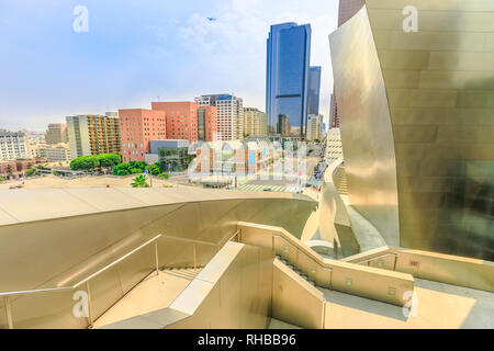 Los Angeles, California, Stati Uniti - 9 Agosto 2018: vista aerea la skyline del centro dal tetto del Walt Disney Concert Hall il Bunker Hill, Home Foto Stock
