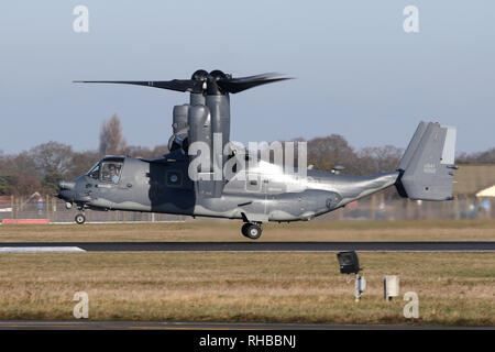 Basi di Mildenhall 7 SOS CV-22B Osprey di atterraggio sulla pista principale durante un test con aria. Foto Stock