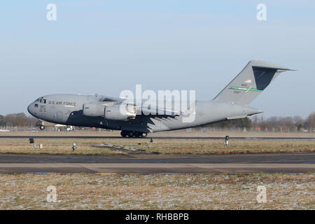 Sessantaduesima Airlift Wing C-17A Globemaster III da McChord AFB depositandosi giù sulla pista di Mildenhall dopo aver deviato dalla sua destinazione originale. Foto Stock