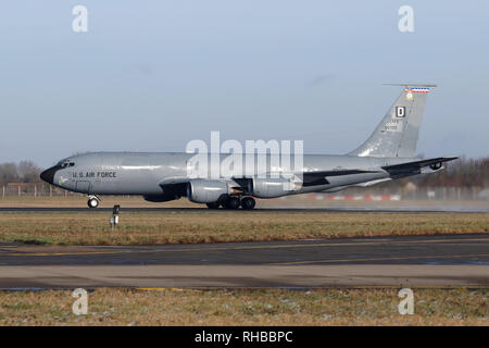 RAF Mildenhall in base KC-135R tanker uscire sulla pista principale. Foto Stock