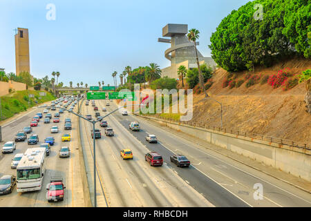 Los Angeles, CA, Stati Uniti - 9 Agosto 2018: vista aerea di Los Angeles FWY di Hollywood e Santa Ana FWY 101 scena del traffico. LA CATTEDRALE E Foto Stock