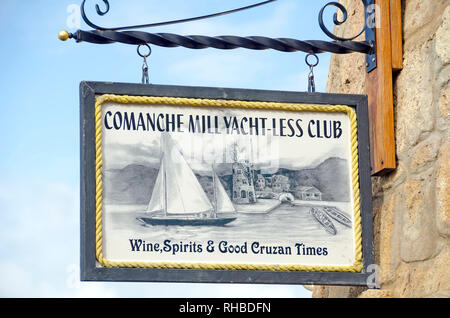 Comanche Mill Yacht-club meno segno per il ristorante e bar sulla Christiansted Boardwalk, Saint Croix,U.S. Isole vergini Foto Stock