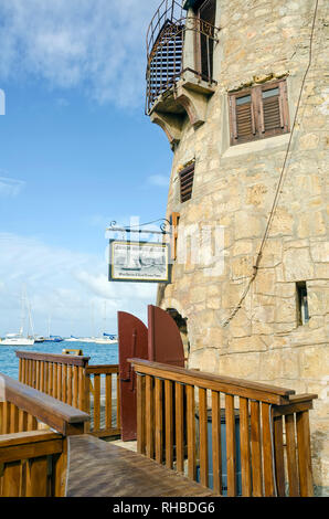 Comanche Mill Yacht-club meno segno per il ristorante e bar sulla Christiansted Boardwalk, Saint Croix,U.S. Isole vergini Foto Stock