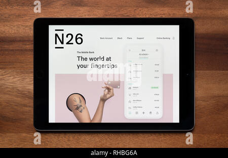 Il sito web di N26 Banca è visto su un tablet iPad, il quale è appoggiato su un tavolo di legno (solo uso editoriale). Foto Stock