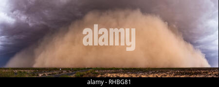 Panorama di un enorme Haboob (tempesta di polvere) che si muove attraverso il deserto Arizona a sud di Phoenix Foto Stock