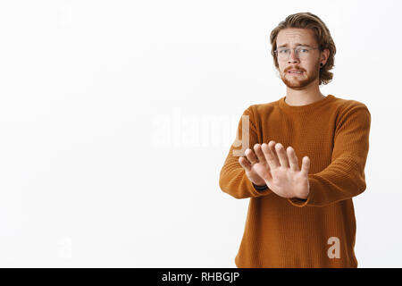 Wow no grazie rimanere indietro. Disgustato e intensa orinato unione guy tirando le mani verso la telecamera sventolando in nessun rifiuto e gesto di denti di aggraffaggio Foto Stock