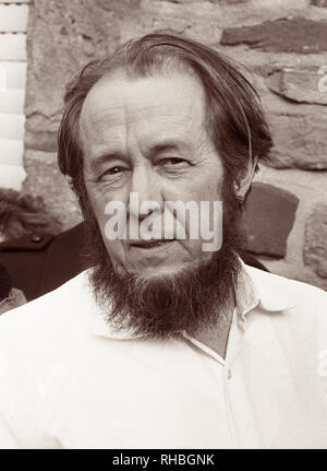 Lo scrittore russo Aleksandr Solzhenitsyn nel 1974, dopo essere stato esiliato dall'Unione Sovietica, in Langenbroich, Germania ovest dove era di stare a casa di scrittore Heinrich Böll. Foto Stock
