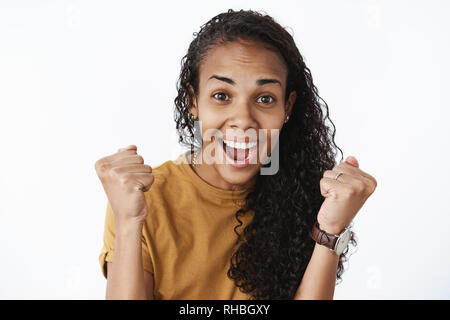 Felice felice fortunato African American Girl ricezione sensazione di promozione entusiasta e soddisfatto clenching pugni in successo, celebrando la vittoria di sorridere Foto Stock