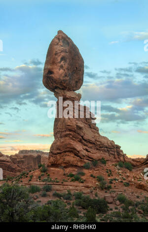 Roccia equilibrato, Arches National Park, Moab, USA Utah Foto Stock