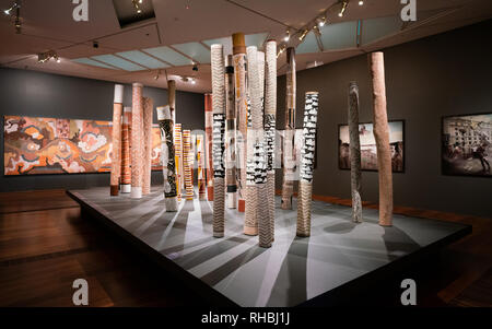 4 gennaio 2019, Melbourne Victoria Australia : diversi log cava bara fatta dagli aborigeni all'interno di Ian Potter Center NGV Australia in Melbour Foto Stock