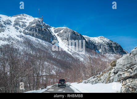 Parco nazionale di Lovcen, Montenegro - Aprile 2018 : Automobili guida su una stretta strada attraverso il meraviglioso scenario di montagna in inverno Foto Stock