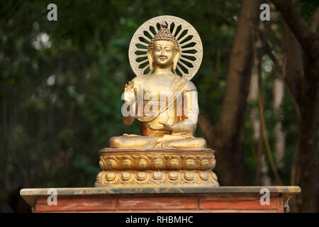 In bronzo di grandi dimensioni in ottone Gautama Sakyamuni statua del Buddha in grotte di Buddha 6 Foto Stock