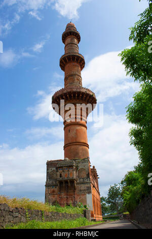 Chand Minar minareto facciata a Daulatabad, Maharashtra, India Foto Stock