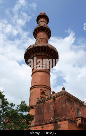 Chand Minar minareto facciata a Daulatabad, Maharashtra, India Foto Stock