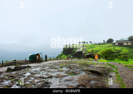 MAHARASHTRA, INDIA, agosto 2018, turistico a Sinhgad fort, vista dall'alto in nuvoloso meteo Foto Stock