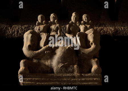 Dettagli dell'elefante piloti su uno dei pilastri in chaitya hall, circa 2 ° secolo CE, Karla Grotte di Pune, Maharashtra Foto Stock