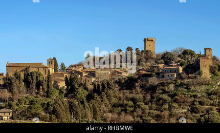 Bella vista aerea del centro storico di Monticchiello, Siena, Toscana, Italia Foto Stock