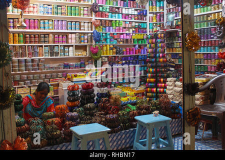 PUNE, Maharashtra, India, ottobre 2018, Donna vendita di schiave a schiave store Foto Stock