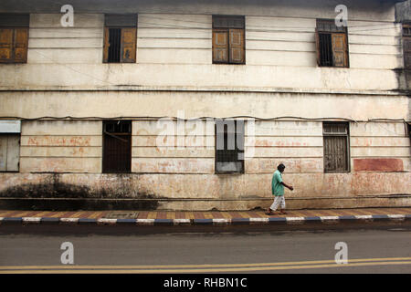 PUNE, Maharashtra, India, ottobre 2018, uomo passato a piedi una vecchia casa Foto Stock