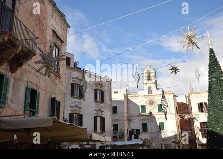Edifici nella piazza principale di Polignano a Mare Puglia - Italia Foto Stock