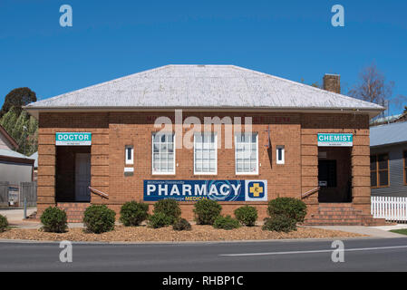 Il vecchio ufficio postale di Millthorpe, Nuovo Galles del Sud, ora convertito alla farmacia locale o in farmacia Foto Stock