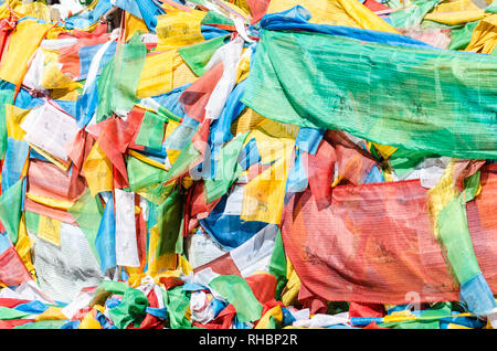 Buddismo tibetano preghiera bandiere vicino Karola ghiacciaio, Tibet Foto Stock