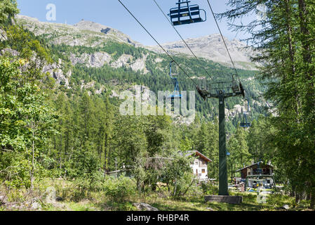 Località turistica nelle Alpi. Seggiovia a Macugnaga, Italia Foto Stock