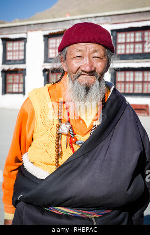 Ritratto di un vecchio Buddista Tibetana pellegrino con una lunga barba a Tashi Lhunpo monastero, Shigatse, nel Tibet Foto Stock