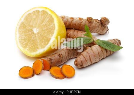 Fresche a fette curcuma e limone, foglie di menta, isolati su sfondo bianco Foto Stock