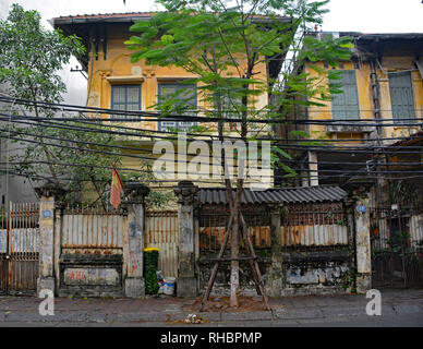 Hanoi, Vietnam - 14 dicembre 2017. Un ex grand casa coloniale si trova ora in squallido abbandono ad Hanoi, Vietnam Foto Stock